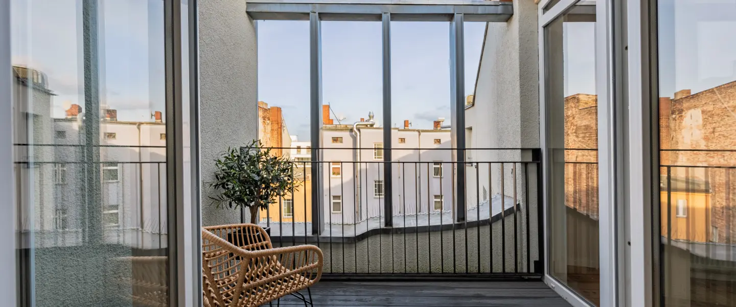 Große Fensterfronten durchfluten die Wohnung mit natürlichem Licht