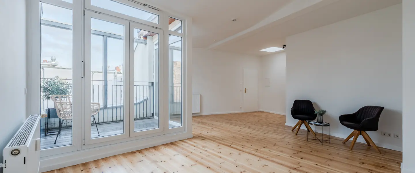 Der großzügige Wohnbereich mit Zugang zur neuen Dachterrasse