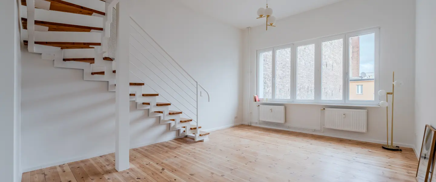 Die interne Treppe verbindet die beiden Ebenen zu einem harmonischen Ganzen