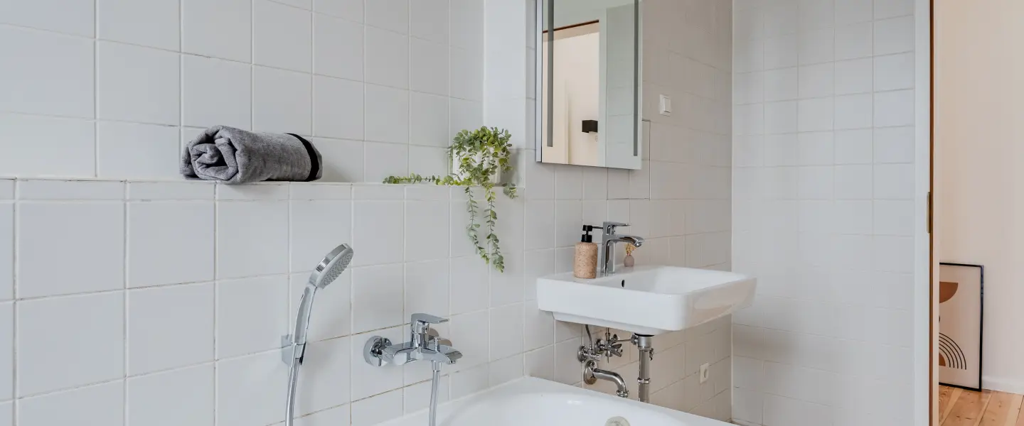 Das Badezimmer kombiniert zeitlose Fliesen mit neuen Sanitärobjekten