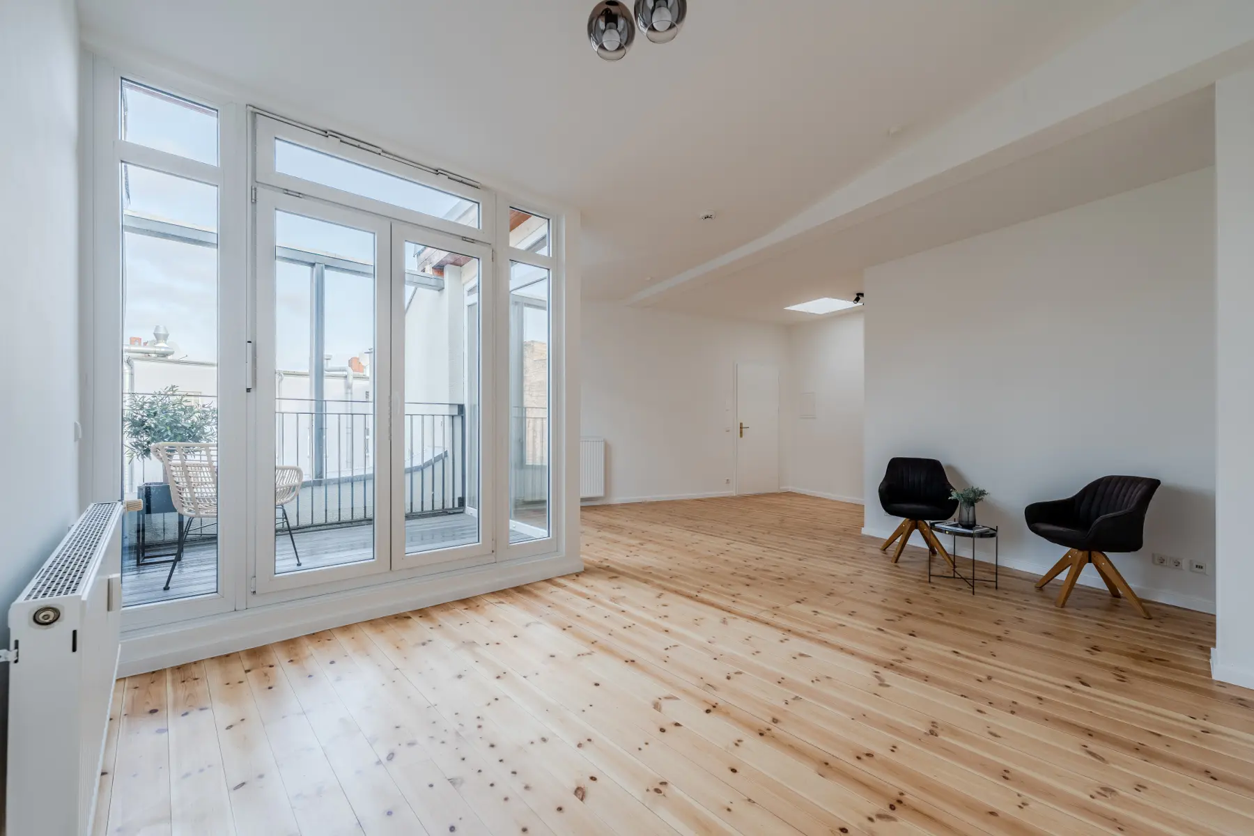 Der großzügige Wohnbereich mit Zugang zur neuen Dachterrasse