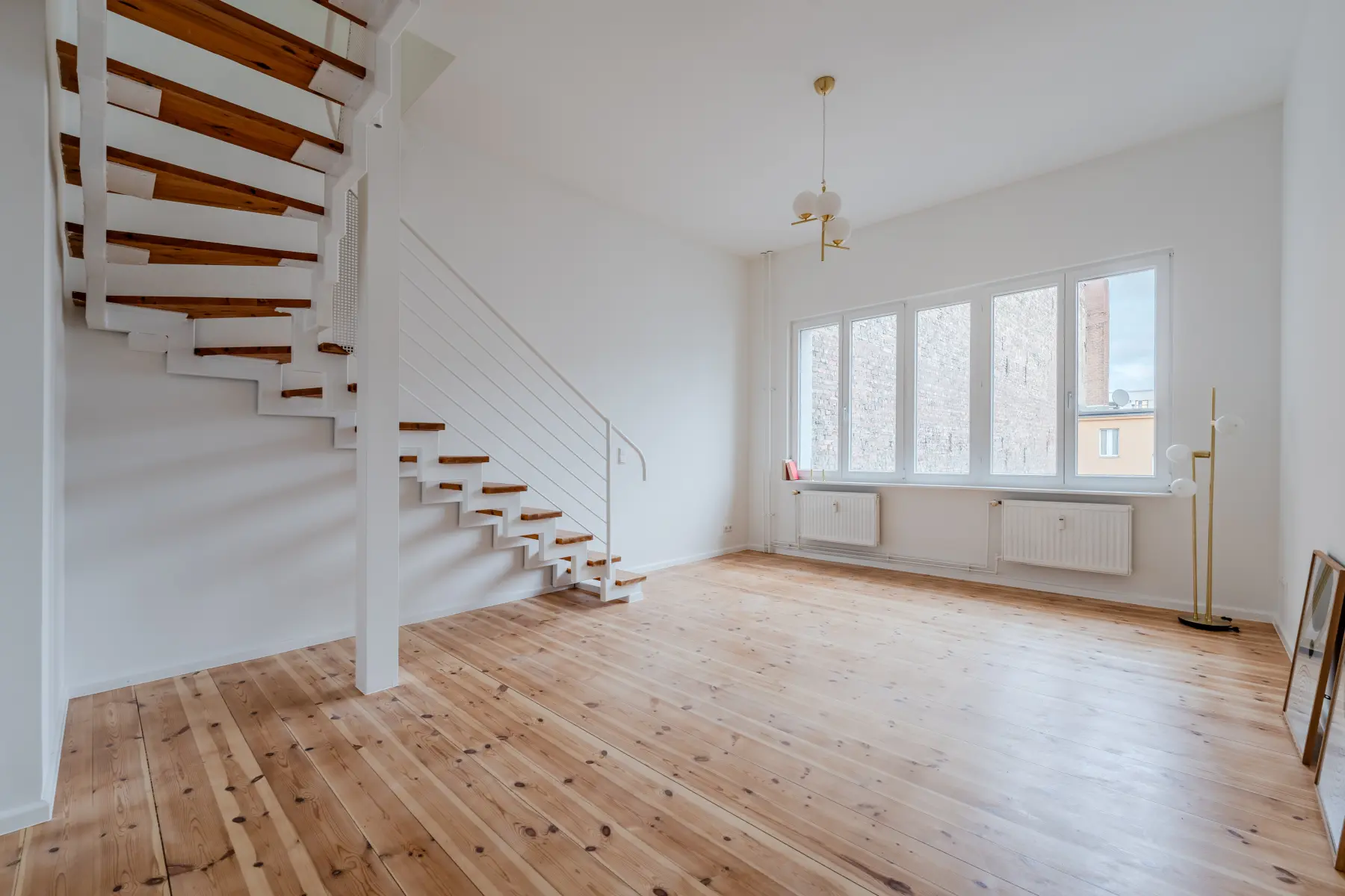 Die interne Treppe verbindet die beiden Ebenen zu einem harmonischen Ganzen
