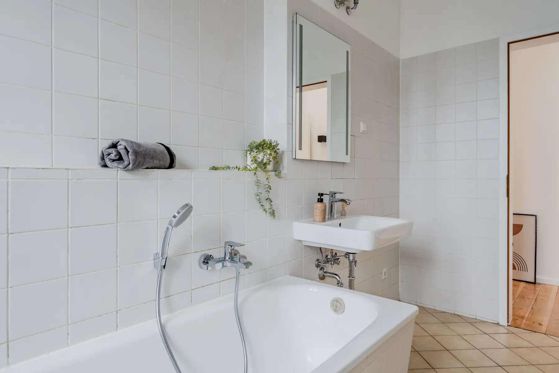 Das Badezimmer kombiniert zeitlose Fliesen mit neuen Sanitärobjekten